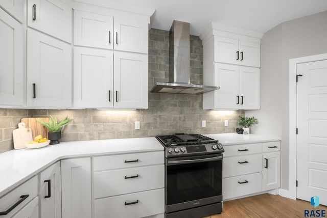 2002 S Meadowview Cir Circle, Sioux Falls, SD 57110