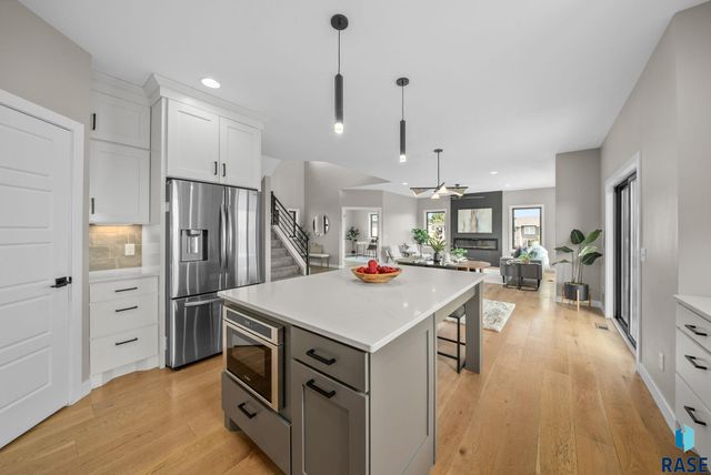 2002 S Meadowview Cir Circle, Sioux Falls, SD 57110