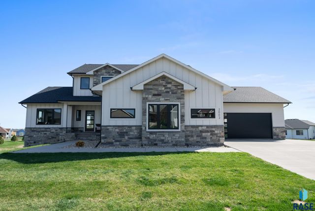 2002 S Meadowview Cir Circle, Sioux Falls, SD 57110