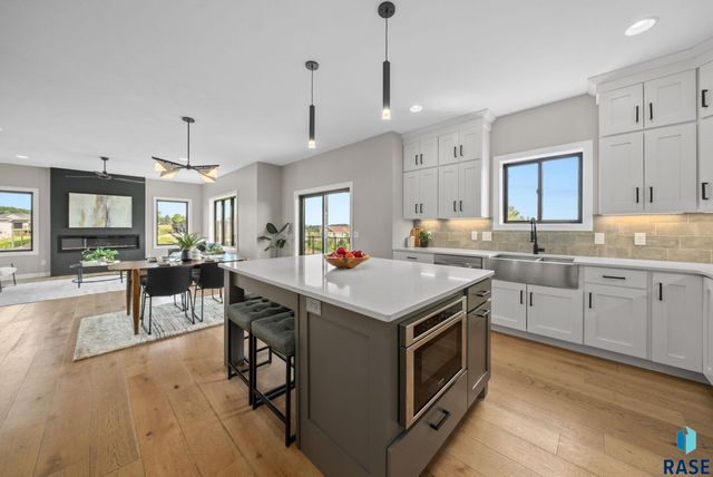 2002 S Meadowview Cir Circle, Sioux Falls, SD 57110