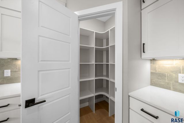 2002 S Meadowview Cir Circle, Sioux Falls, SD 57110