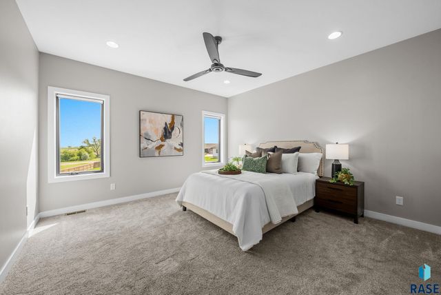 2002 S Meadowview Cir Circle, Sioux Falls, SD 57110