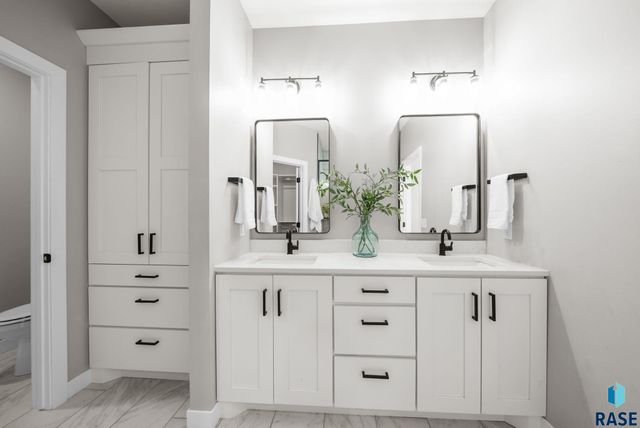 2002 S Meadowview Cir Circle, Sioux Falls, SD 57110