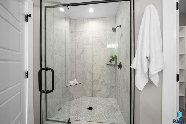 2002 S Meadowview Cir Circle, Sioux Falls, SD 57110