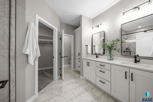 2002 S Meadowview Cir Circle, Sioux Falls, SD 57110