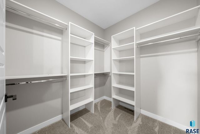 2002 S Meadowview Cir Circle, Sioux Falls, SD 57110