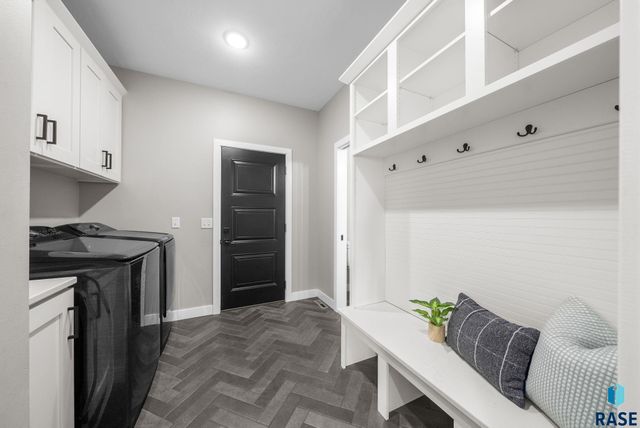 2002 S Meadowview Cir Circle, Sioux Falls, SD 57110