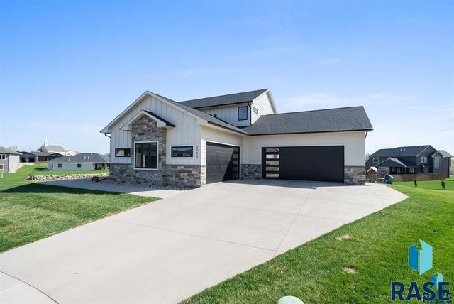 2002 S Meadowview Cir Circle, Sioux Falls, SD 57110