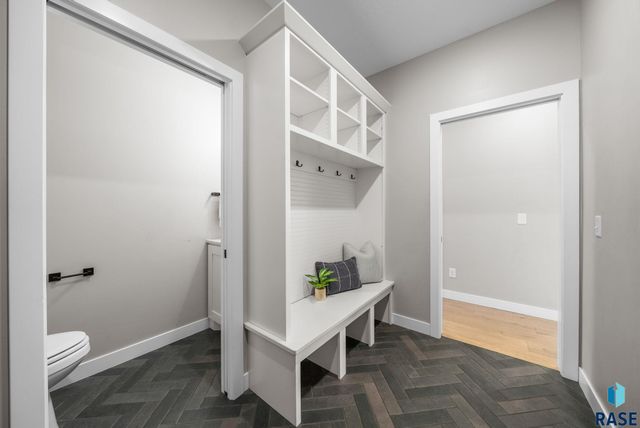 2002 S Meadowview Cir Circle, Sioux Falls, SD 57110