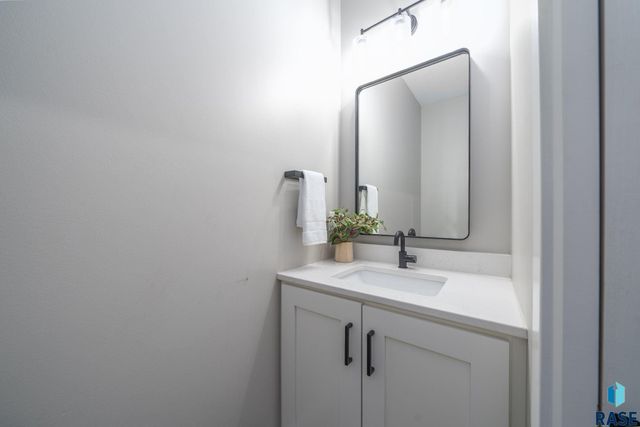 2002 S Meadowview Cir Circle, Sioux Falls, SD 57110