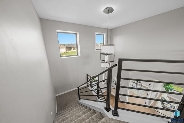 2002 S Meadowview Cir Circle, Sioux Falls, SD 57110