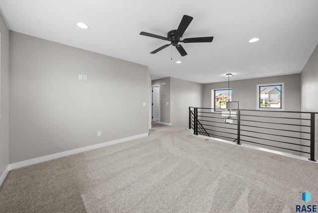 2002 S Meadowview Cir Circle, Sioux Falls, SD 57110