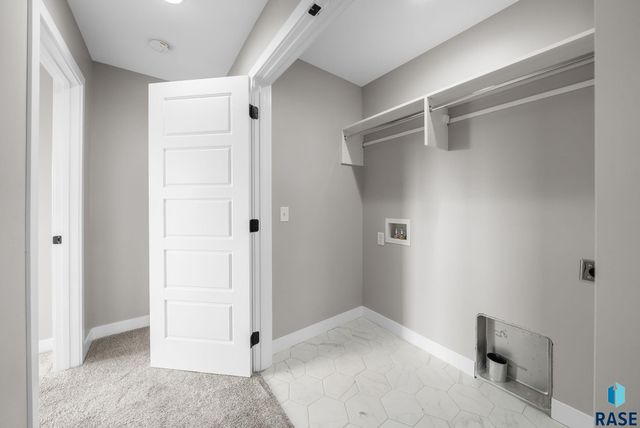 2002 S Meadowview Cir Circle, Sioux Falls, SD 57110