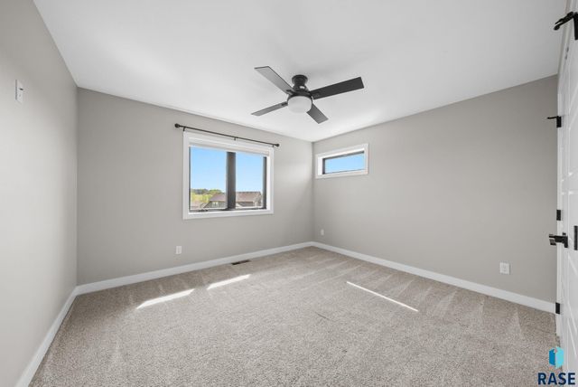 2002 S Meadowview Cir Circle, Sioux Falls, SD 57110