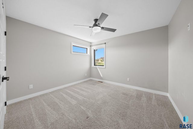 2002 S Meadowview Cir Circle, Sioux Falls, SD 57110