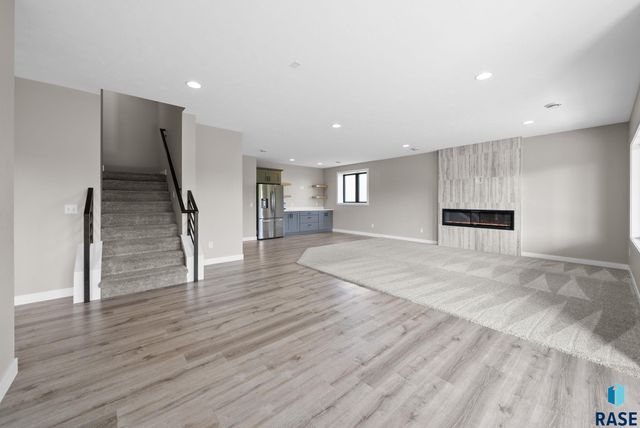 2002 S Meadowview Cir Circle, Sioux Falls, SD 57110