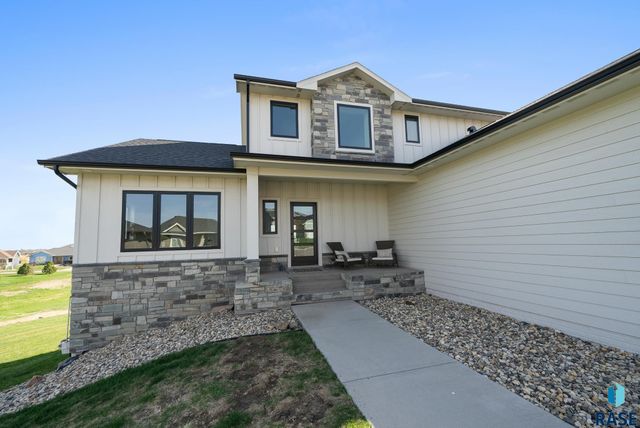 2002 S Meadowview Cir Circle, Sioux Falls, SD 57110