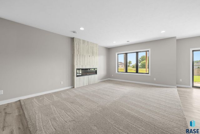 2002 S Meadowview Cir Circle, Sioux Falls, SD 57110