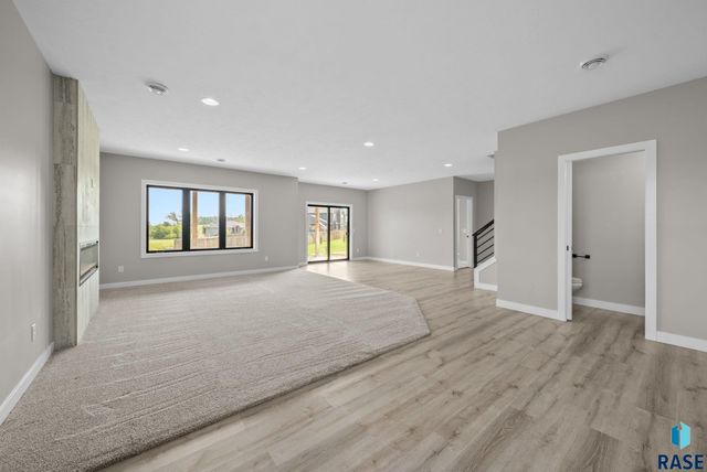 2002 S Meadowview Cir Circle, Sioux Falls, SD 57110