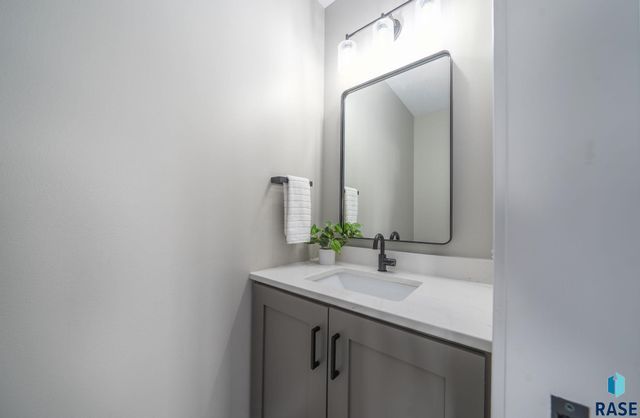 2002 S Meadowview Cir Circle, Sioux Falls, SD 57110