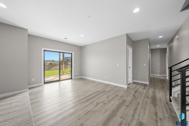 2002 S Meadowview Cir Circle, Sioux Falls, SD 57110