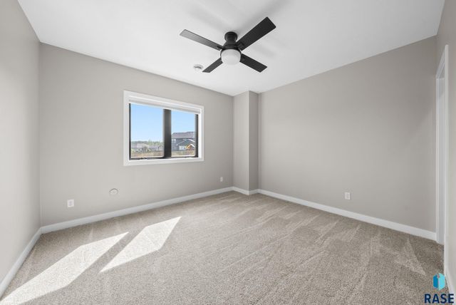 2002 S Meadowview Cir Circle, Sioux Falls, SD 57110