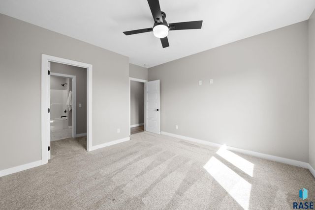 2002 S Meadowview Cir Circle, Sioux Falls, SD 57110