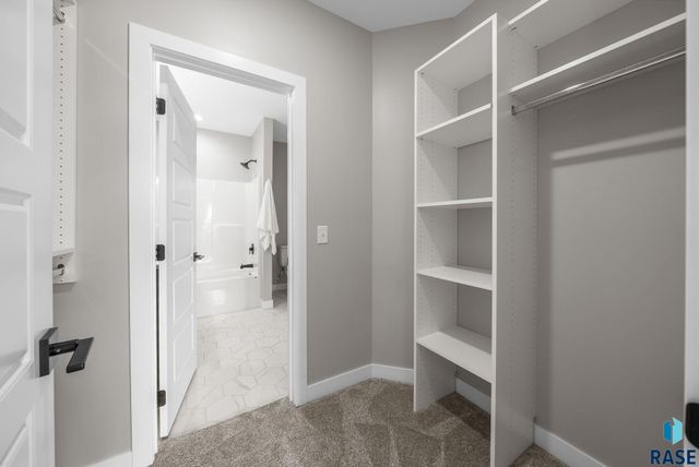 2002 S Meadowview Cir Circle, Sioux Falls, SD 57110