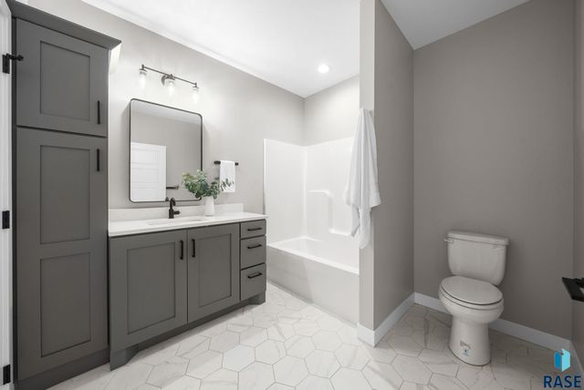 2002 S Meadowview Cir Circle, Sioux Falls, SD 57110