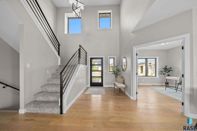 2002 S Meadowview Cir Circle, Sioux Falls, SD 57110