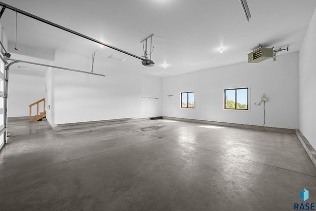 2002 S Meadowview Cir Circle, Sioux Falls, SD 57110