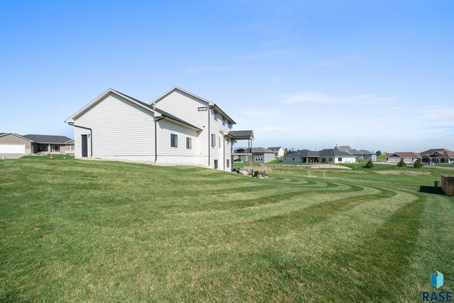 2002 S Meadowview Cir Circle, Sioux Falls, SD 57110
