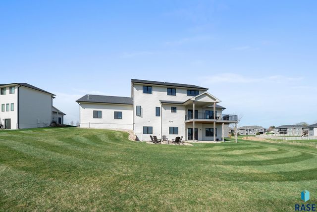 2002 S Meadowview Cir Circle, Sioux Falls, SD 57110