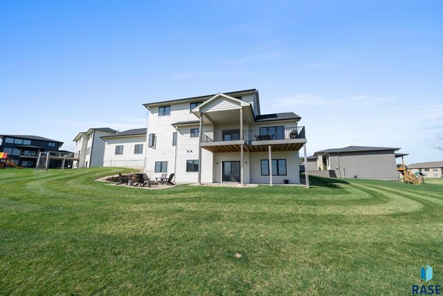 2002 S Meadowview Cir Circle, Sioux Falls, SD 57110