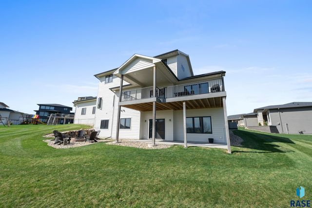 2002 S Meadowview Cir Circle, Sioux Falls, SD 57110