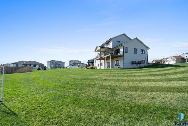 2002 S Meadowview Cir Circle, Sioux Falls, SD 57110
