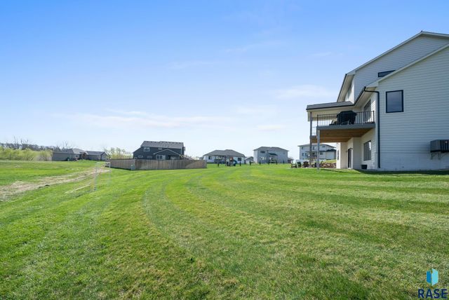 2002 S Meadowview Cir Circle, Sioux Falls, SD 57110