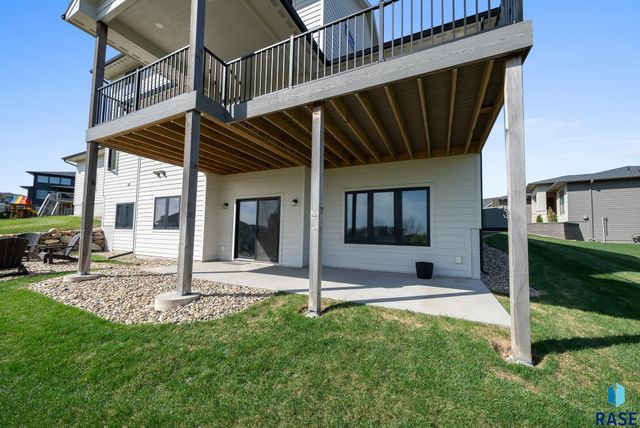 2002 S Meadowview Cir Circle, Sioux Falls, SD 57110