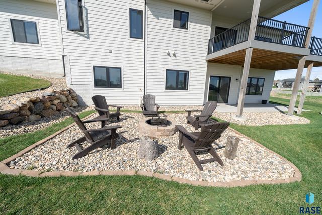 2002 S Meadowview Cir Circle, Sioux Falls, SD 57110