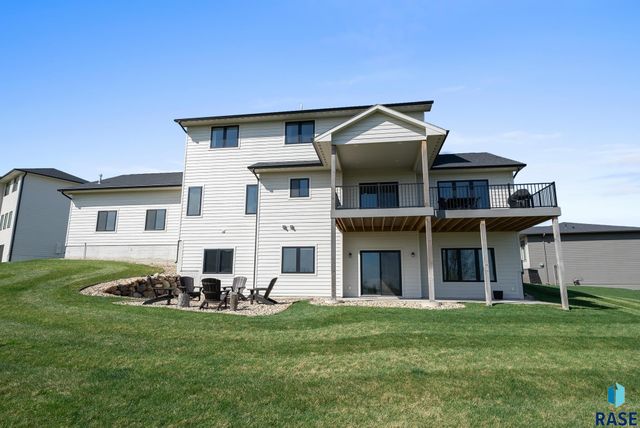 2002 S Meadowview Cir Circle, Sioux Falls, SD 57110