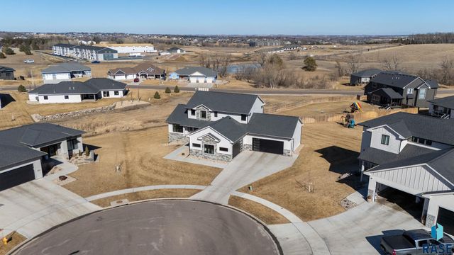 2002 S Meadowview Cir Circle, Sioux Falls, SD 57110