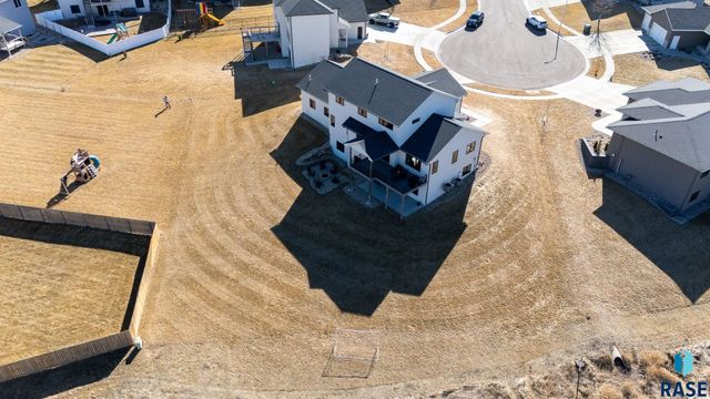 2002 S Meadowview Cir Circle, Sioux Falls, SD 57110