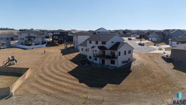 2002 S Meadowview Cir Circle, Sioux Falls, SD 57110