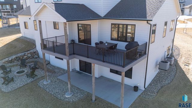 2002 S Meadowview Cir Circle, Sioux Falls, SD 57110