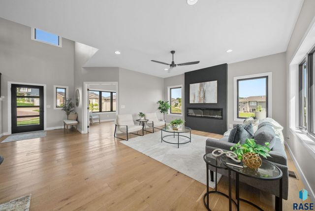 2002 S Meadowview Cir Circle, Sioux Falls, SD 57110