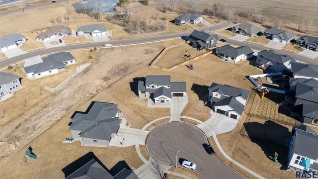 2002 S Meadowview Cir Circle, Sioux Falls, SD 57110