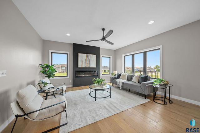 2002 S Meadowview Cir Circle, Sioux Falls, SD 57110