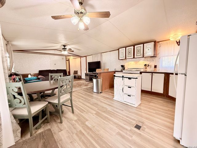 721 Oak Dr, Bandera, TX 78003