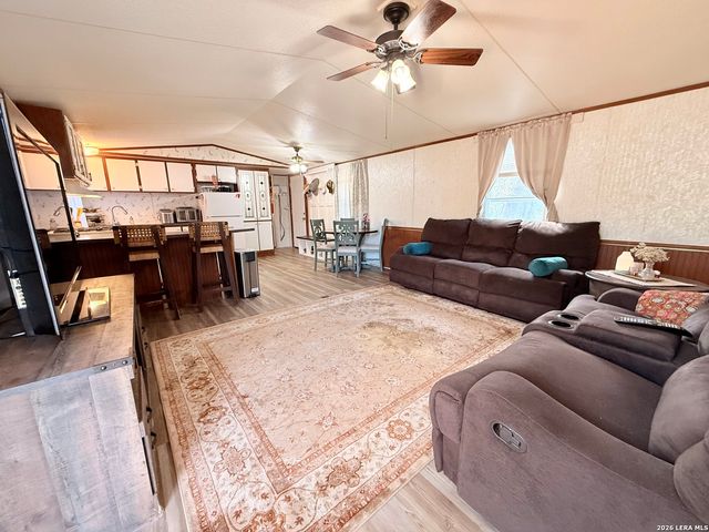 721 Oak Dr, Bandera, TX 78003