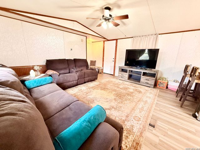 721 Oak Dr, Bandera, TX 78003